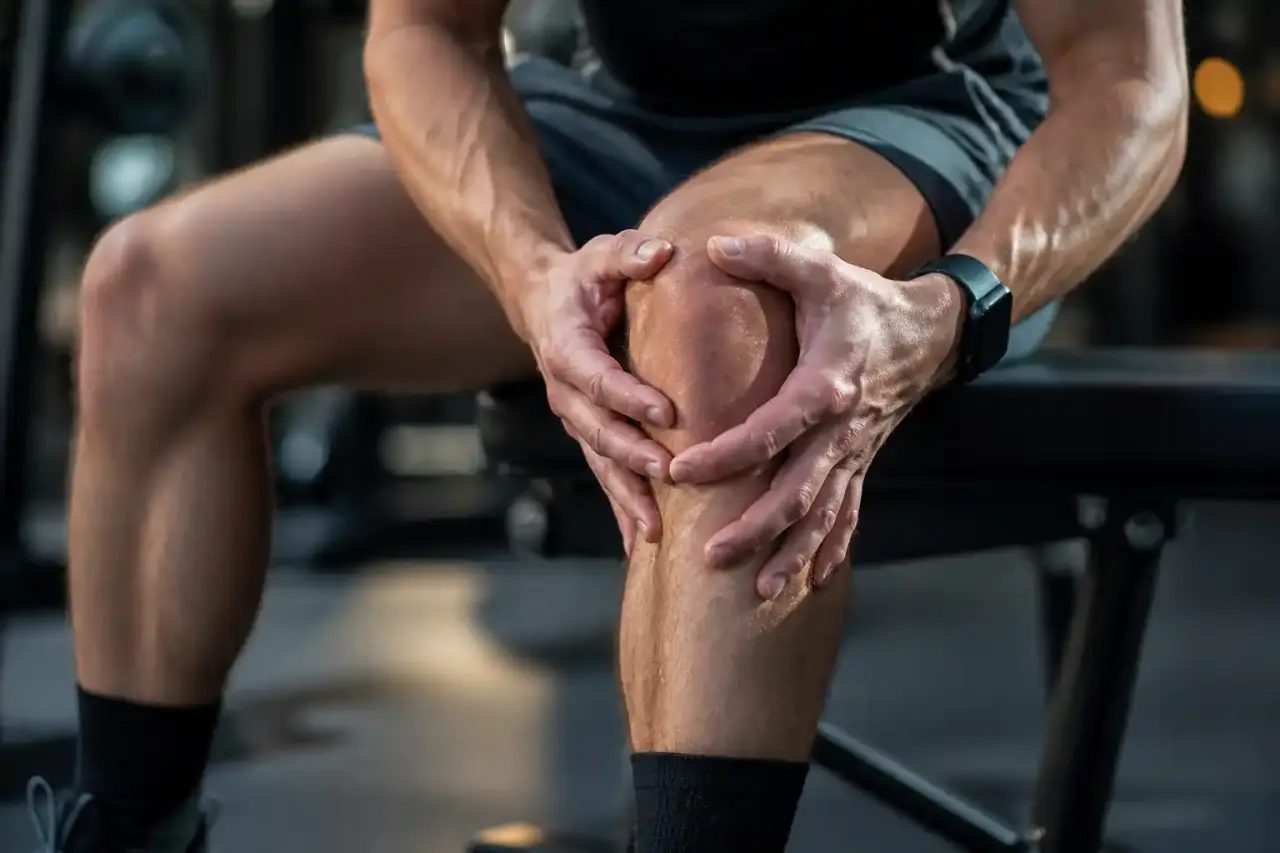 Mal aux jambes et grande fatigue : le signe qui distingue courbature et vraie faiblesse musculaire