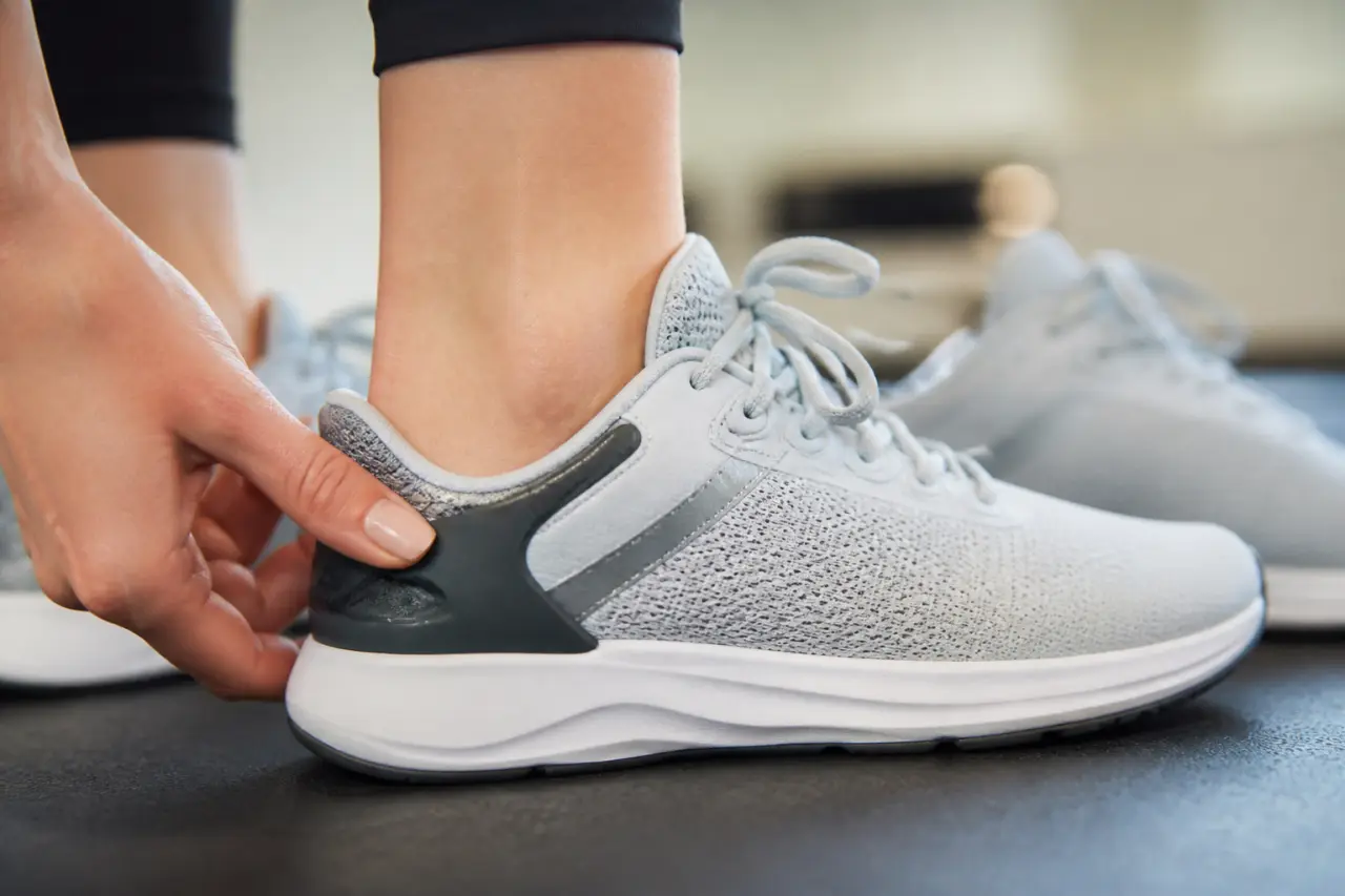 Pieds plats chez la femme : comment choisir des chaussures qui allient confort et maintien durable