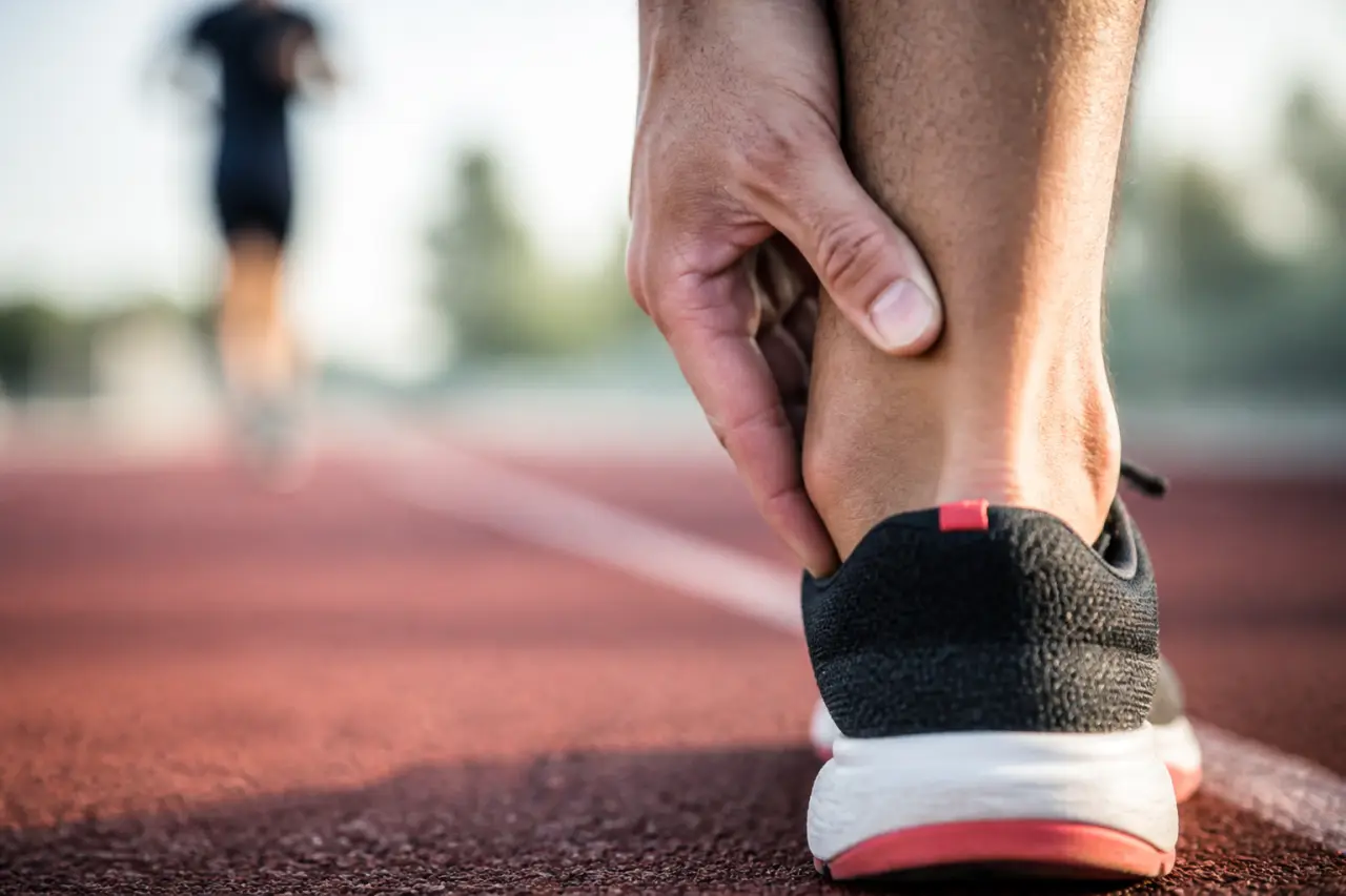Peut-on courir avec une tendinite d’Achille ? Douleur, charge et signaux d’arrêt